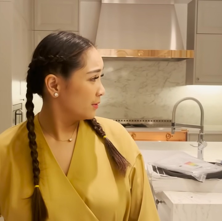 <p>Nagita tak henti memeriksa setiap sudut dapurnya untuk menilai tempat spesial di rumahnya itu. Belum lama ini, dapur milik Nagita juga sempat ramai diperbincangkan karena tampak mewah. (Foto: YouTube Rans Entertainment)</p>