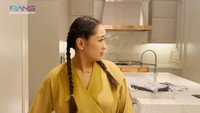 <p>Nagita tak henti memeriksa setiap sudut dapurnya untuk menilai tempat spesial di rumahnya itu. Belum lama ini, dapur milik Nagita juga sempat ramai diperbincangkan karena tampak mewah. (Foto: YouTube Rans Entertainment)</p>