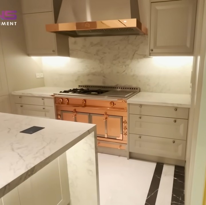 <p>Dapur di rumah baru Nagita Slavina terlihat hangat dengan pemilihan warna yang didominasi oleh <em>beige</em> serta cokelat muda dari unsur kayu. (Foto: YouTube Rans Entertainment)</p>