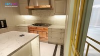 <p>Dapur di rumah baru Nagita Slavina terlihat hangat dengan pemilihan warna yang didominasi oleh <em>beige</em> serta cokelat muda dari unsur kayu. (Foto: YouTube Rans Entertainment)</p>