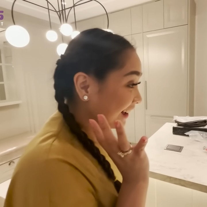 <p>Ketika pertama kali melihat dapur barunya, Nagita tak bisa menyembunyikan ekspresi wajah kegirangan. Ia begitu senang melihat tempat memasak yang baru. (Foto: YouTube Rans Entertainment)</p>