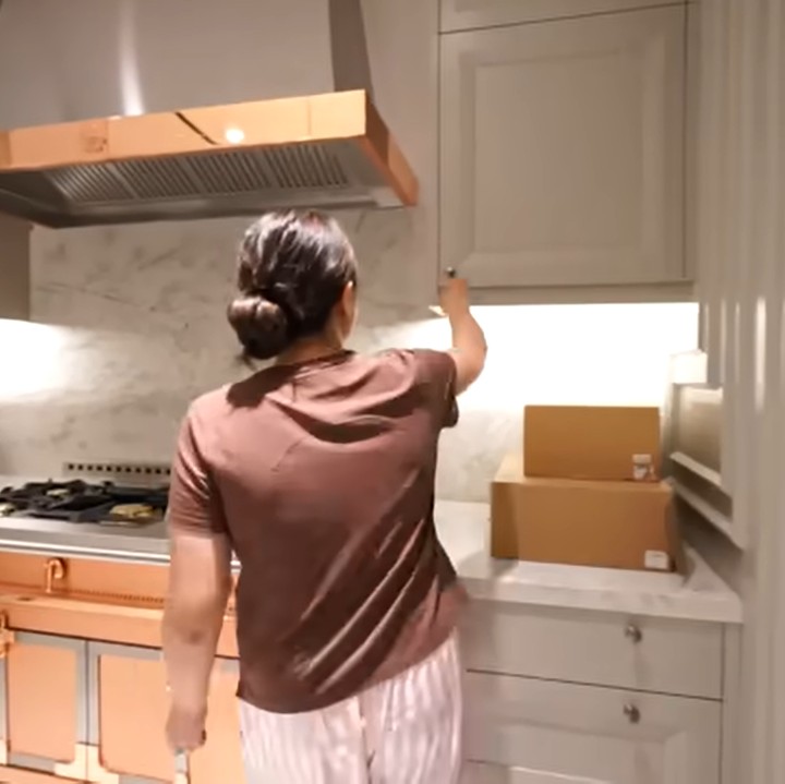 <p>Tak lama setelah dapurnya dilengkapi, Nagita langsung bersemangat untuk mencoba memasak di atas kompor tersebut. (Foto: YouTube Rans Entertainment)</p>