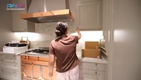 <p>Tak lama setelah dapurnya dilengkapi, Nagita langsung bersemangat untuk mencoba memasak di atas kompor tersebut. (Foto: YouTube Rans Entertainment)</p>