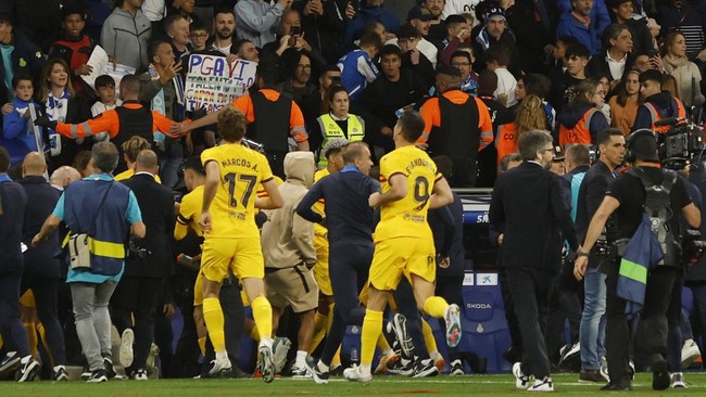 Momen perayaan gelar La Liga milik Barcelona di RCDE Stadium tidak bisa tuntas karena mereka dikejar suporter Espanyol yang mengamuk dan turun ke lapangan.