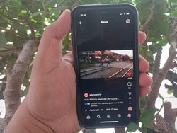 Viral! Petugas Perlintasan KA Selamatkan Pejalan Kaki di Bandung