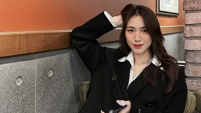 Suporter itu bernama Hoa Minzy, seorang penyanyi asal Vietnam yang mendukung langsung atlet dari Negeri Naga Biru tersebut di SEA Games 2023.