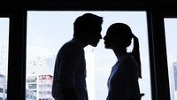 Biasa Disebar Melalui Kontak Seksual, Bisakah Sifilis Ditularkan Lewat Ciuman?