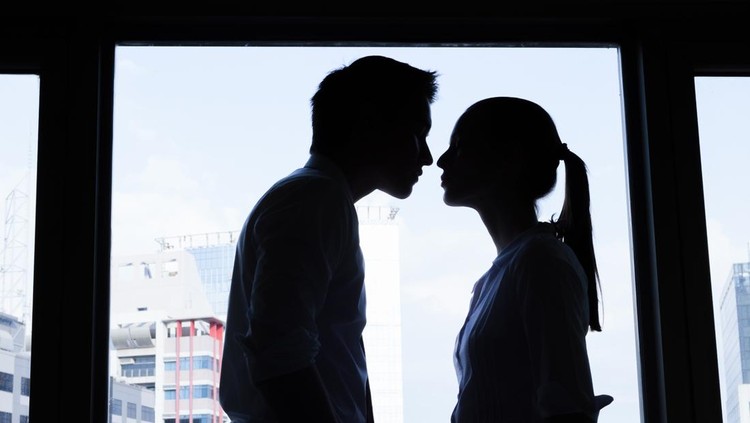 Ilustasi Ciuman Tularkan Sifilis Business couple kissing in the office. Business affair.