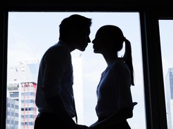 6 Ciri-ciri Cowok Selingkuh dan Berbohong, Tiba-tiba Terlalu Baik