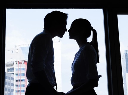 Biasa Disebar Melalui Kontak Seksual, Bisakah Sifilis Ditularkan Lewat Ciuman?