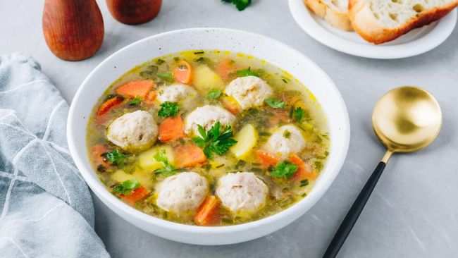 Cara membuat bakso ayam sendiri sejatinya sangat mudah. Berikut resep bakso ayam dan kuahnya yang bisa Anda ikuti.