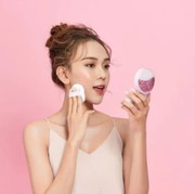 5 Kesalahan Umum Memakai Compact Powder yang Bikin Makeup Cakey