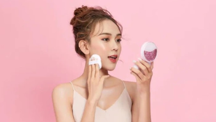 5 Kesalahan Umum Memakai Compact Powder yang Bikin Makeup Cakey