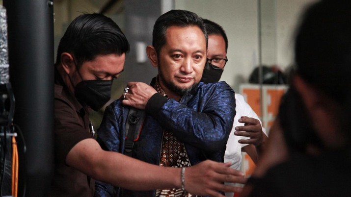 Kepala Bea Cukai Makassar Andhi Pramono selesai menjalani pemeriksaan di gedung KPK Jakarta. Begini ekspresinya saat keluar gedung KPK. (Dok. Detikcom/Ari Saputra)