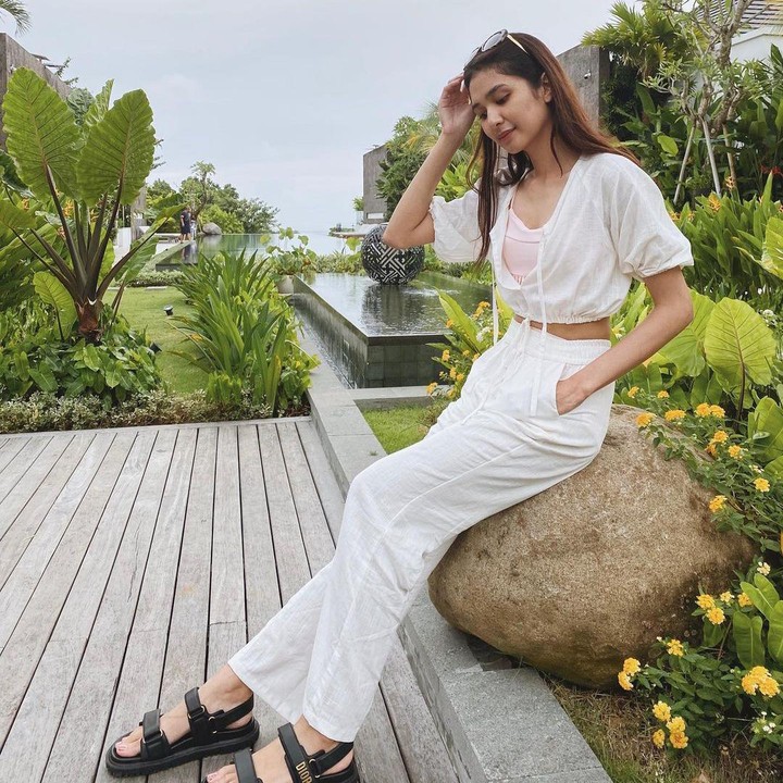 <p>Mikha Tambayong meluncurkan album perdananya pada 2010. kala itu, ia mempopulerkan lagu berjudul <em>Pacar</em> yang menjadi <em>soundtrack</em> untuk sinetron. (Foto: Instagram @miktambayong)</p>