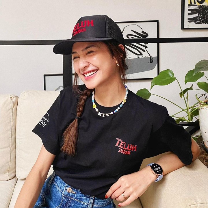 <p>Tidak hanya menggeluti dunia seni peran, Mikha Tambayong juga dikenal sebagai penyanyi. Wanita berusia 28 tahun itu memiliki suara yang sangat merdu. (Foto: Instagram @miktambayong)</p>