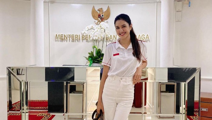 7 Potret Cantik Mikha Tambayong, Aktris Cerdas Lulusan Harvard yang Kini Bertugas di Kemenpora