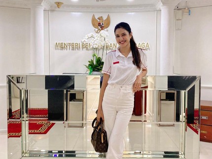 7 Potret Mikha Tambayong, Artis Lulusan Harvard yang Kini Bertugas di Kemenpora