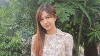 <p>Tidak hanya menggeluti dunia seni peran, Mikha Tambayong juga dikenal sebagai penyanyi. Wanita berusia 28 tahun itu memiliki suara yang sangat merdu. (Foto: Instagram @miktambayong)</p>