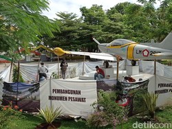 Kala Pesawat Marchetti Mendarat di Taman Kota Tasikmalaya