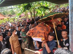 Isak Tangis Iringi Pemakaman Aldi Korban Tewas Tertembak Polisi Gunungkidul