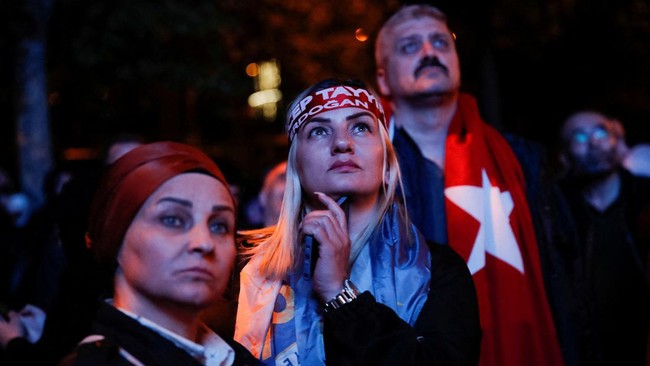 Para pendukung oposisi menyampaikan kekecewaan mereka usai Presiden petahana Recep Tayyip Erdogan memimpin di putaran pertama Pemilu kali ini.