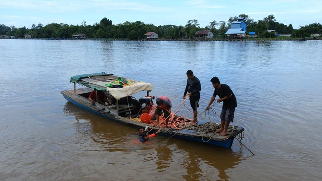 Plt Ketua DPD Partai Golkar Kubu Raya diduga bunuh diri dengan melompat ke Sungai Kapuas, Kalbar, usai daftar caleg. Peristiwa ini disaksikan istrinya.
