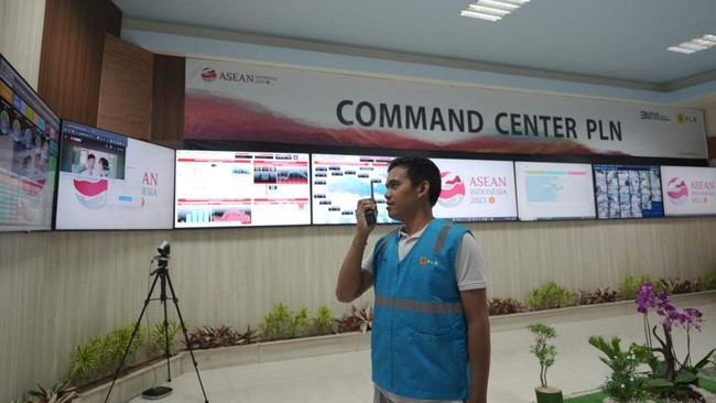 Gemerlap cahaya panggung di gala dinner KOnferensi Tingkat Tinggi ASEAN tak terlepas dari kerja kerja keras petugas pln yang disiagakan selama acara tersebut.