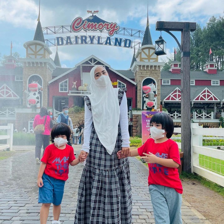<p>April Jasmine dan Ustaz Solmed dikaruniai bayi kembar bernama Aqiel Mahmoed Sibawaih dan Mahier Mahmoed Syairoziy dari program bayi tabung. Keduanya lahir pada 4 Mei 2018. (Foto: Instagram: @apriljasmine85)</p>