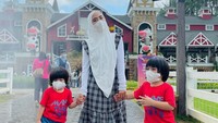 <p>April Jasmine dan Ustaz Solmed dikaruniai bayi kembar bernama Aqiel Mahmoed Sibawaih dan Mahier Mahmoed Syairoziy dari program bayi tabung. Keduanya lahir pada 4 Mei 2018. (Foto: Instagram: @apriljasmine85)</p>