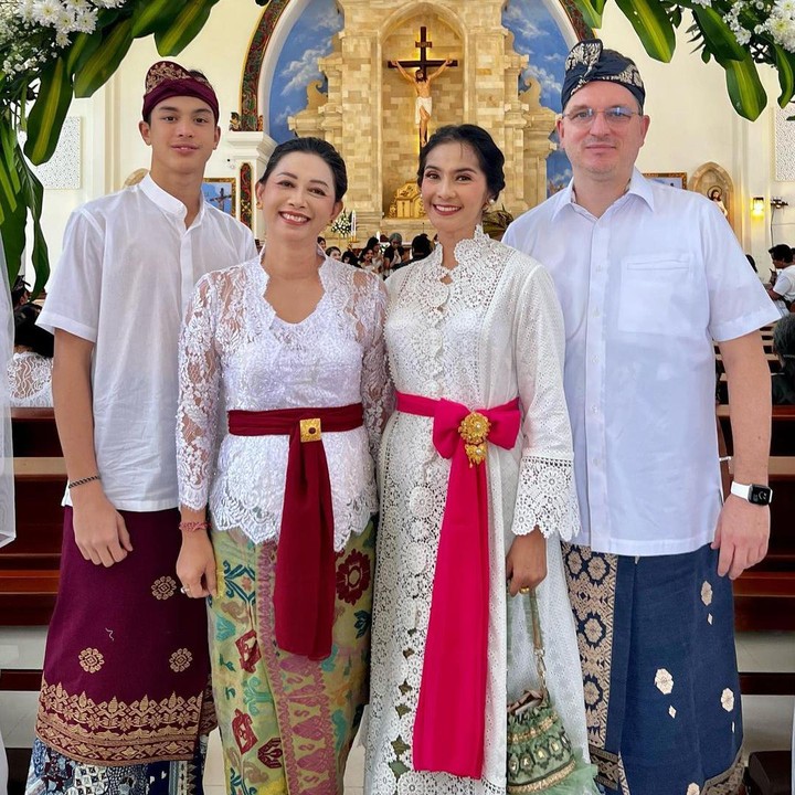 <p>Maudy Koesnaedi dan keluarga terlihat kompak menghadiri acara dengan mengenakan pakaian adat Bali. Dengan atasan putih, Maudy, suami, serta anaknya, Eddy, pun melilitkan kain khas Bali sebagai bawahan. (Foto: Instagram: @maudykoesnaedi)</p>