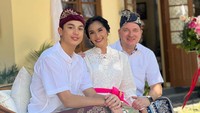 5 Potret Keluarga Maudy Koesnaedi Kenakan Pakaian Adat Bali, Putra Tampan Bikin Salfok