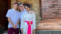 <p>Maudy juga mengikat sebuah kain berwarna merah muda di pinggangnya. Sementara itu, sang putra dan suami mengenakan udeng atau penutup kepala khas Bali. (Foto: Instagram: @maudykoesnaedi)</p>