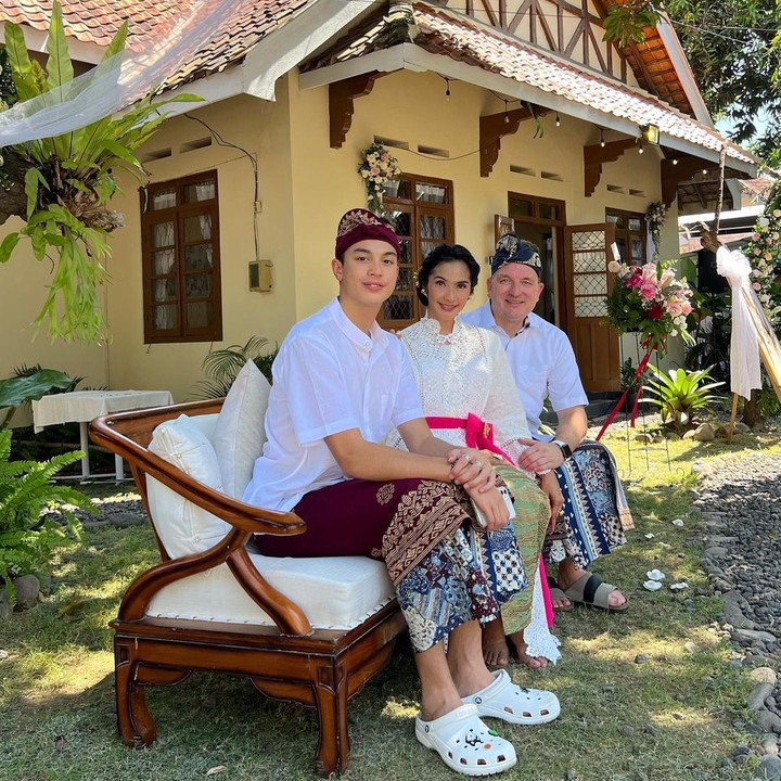 <p>"Ganteng banget anaknya bibit unggul," ungkap seorang netizen. "@maudykoesnaedi masya Allah @eddy_mm guanteng bangett," kata netizen lain dengan menyisipkan emoticon hati. (Foto: Instagram: @maudykoesnaedi)</p>