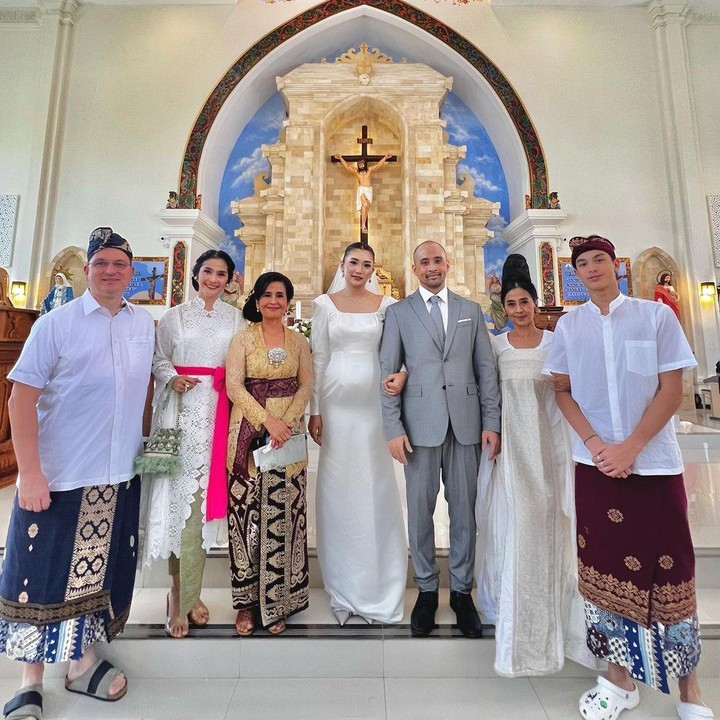 <p>Belum lama ini Maudy Koesnaedi menghadiri acara pernikahan anak dari seorang dokter yang berperan dalam hidupnya, dr. Tiwi, Sp.A MARS. Pesta pernikahan pun digelar di Bali, Bunda. (Foto: Instagram: @maudykoesnaedi)</p>