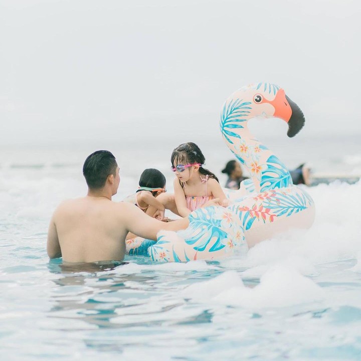 <p>Berbagai potret keseruan pesta ulang tahun Vechia pun dibagikan pada akun Instagram Franda. Vechia juga terlihat senang ketika berenang sambil menaiki ban renang berbentuk flamingo. (Foto: Instagram: @frandaaa87)</p>