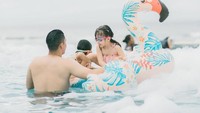<p>Berbagai potret keseruan pesta ulang tahun Vechia pun dibagikan pada akun Instagram Franda. Vechia juga terlihat senang ketika berenang sambil menaiki ban renang berbentuk flamingo. (Foto: Instagram: @frandaaa87)</p>