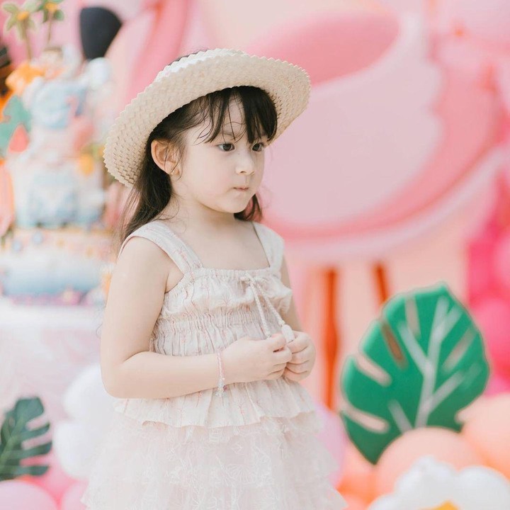 <p>Anak perempuan yang akrab disapa Vechia ini lahir pada 29 April 2018. Tak terasa, kini Vechia sudah berusia 5 tahun, lho, (Foto: Instagram: @frandaaa87)</p>