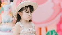 <p>Anak perempuan yang akrab disapa Vechia ini lahir pada 29 April 2018. Tak terasa, kini Vechia sudah berusia 5 tahun, lho, (Foto: Instagram: @frandaaa87)</p>
