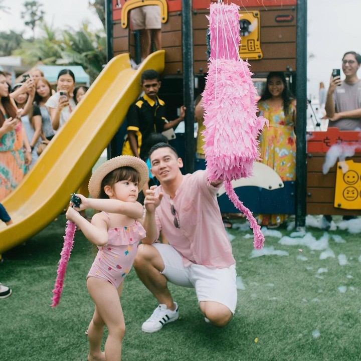 <p>Dalam acara ulang tahunnya, Vechia juga sempat memukul pinata berwarna merah muda. Tak sendirian, ia pun ditemani oleh sang Ayah. (Foto: Instagram: @frandaaa87)</p>