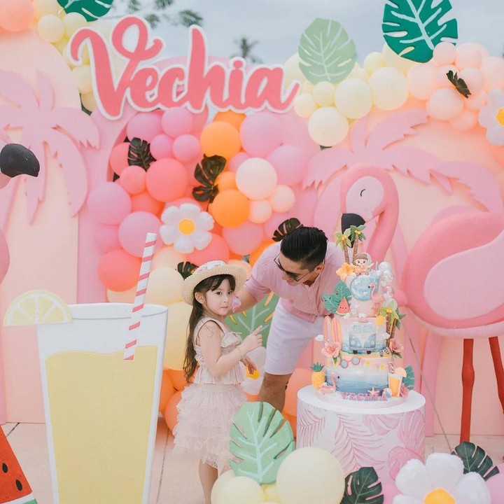 <p>"Happy birthday Vechia. Tambah pintar, sayang Papi Mami dan Dede," kata seorang netizen dengan emoticon kecupan. "Sehat selalu ya anak cantik Vechia," ungkap netizen lainnya. (Foto: Instagram: @frandaaa87)</p>