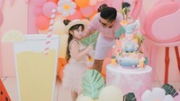 <p>"Happy birthday Vechia. Tambah pintar, sayang Papi Mami dan Dede," kata seorang netizen dengan emoticon kecupan. "Sehat selalu ya anak cantik Vechia," ungkap netizen lainnya. (Foto: Instagram: @frandaaa87)</p>