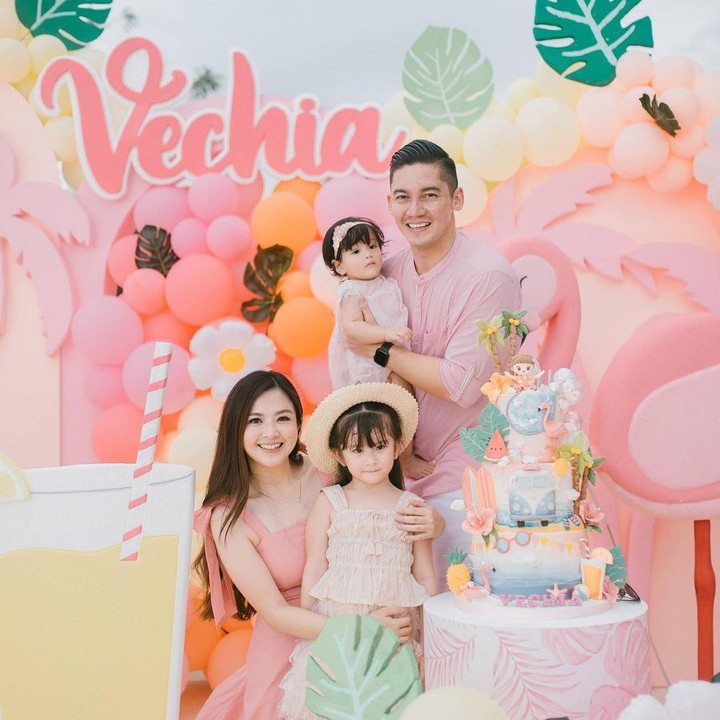 <p>Setelah menikah dengan Samuel Zylgwyn, Franda dikaruniai dua anak perempuan, Bunda. Anak pertamanya yang bernama Zylvechia Ecclesie Heckenbucke, baru saja berulang tahun. (Foto: Instagram: @frandaaa87)</p>