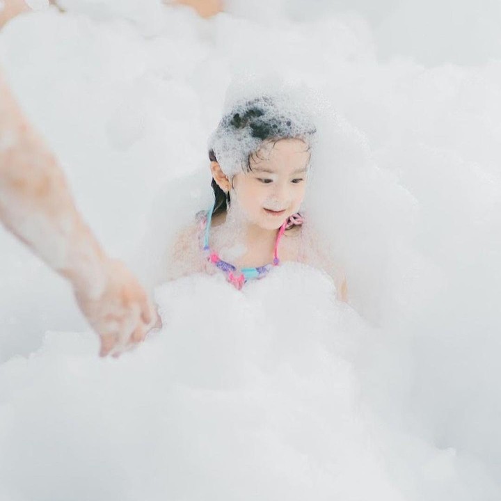 <p>Franda dan Samuel pun mengadakan pesta ulang tahun untuk Vechia dengan tema Pool and Foam Birthday Party dengan nuansa pink dan karakter flamingo Seru banget ya, Bunda! (Foto: Instagram: @frandaaa87)</p>