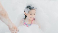 <p>Franda dan Samuel pun mengadakan pesta ulang tahun untuk Vechia dengan tema Pool and Foam Birthday Party dengan nuansa pink dan karakter flamingo Seru banget ya, Bunda! (Foto: Instagram: @frandaaa87)</p>