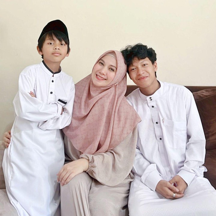 <p>Dua putra Puput Melati saat ini sudah tumbuh besar, Bunda. Keduanya tampak seperti jagoan yang siap menjaga sang Bunda, ya? (Foto: Instagram @puputmelati)</p>