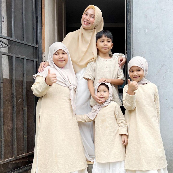 <p>Savia Putri Melati atau lebih dikenal sebagai Puput Melati merupakan penyanyi dan aktris Tanah Air. Debut sejak awal 2000-an, Puput kini telah menjadi Bunda 5 anak. (Foto: Instagram @puputmelati)</p>