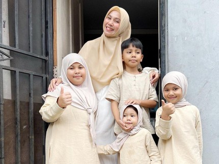 Potret Puput Melati yang Ultah ke-40 Tahun bersama Kelima Anaknya