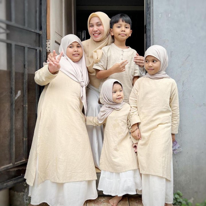 <p>Sementara itu, Puput juga dikaruniai 4 anak dari pernikahannya dengan Cilik Guntur Bumi. Mereka adalah Azzahra Asyila, Ahmad Nabil, Adzkia Sakinah, dan Fatimah Zahratuljannah. (Foto: Instagram @puputmelati)</p>