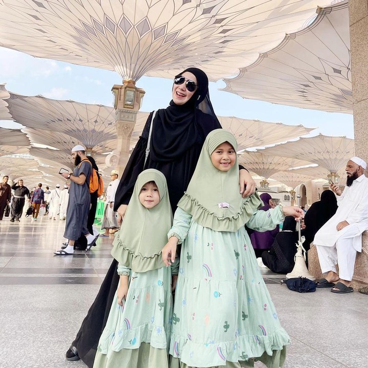 <p>Kedekatan Puput dengan putrinya juga kerap ia perlihatkan di media sosial. Pada akhir tahun  lalu, ia sempat membagikan momen saat umrah bersama Si Kecil.<em> "Umroh bawa anak-anak masyaAllah nikmat..meski ga semua (krn kakak2nya alhamdulillah sdh prnh) jd skrg gantian adzkia sama fatimah..</em>" ia bercerita. (Foto: Instagram @puputmelati)</p>
